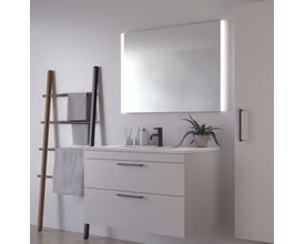 Loevschall Vega spejl 100x70 cm, firkantet, med lysfelter monteret over et moderne badeværelsesmøbel med to skuffer.