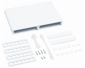 CommScope SYSTIMAX M224 vægboks i hvid plast med plads til 24 MGS modular jacks, inklusiv monteringsdele og kabelsko.