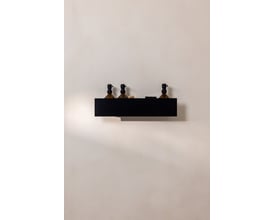 Metallbude Shea badehylde i sort metal, 500 mm bred, med tre brune sæbedispensere og en sæbebar.