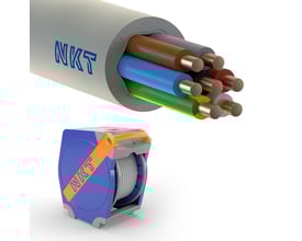 NKT 7G2,5 mm² installationskabel på QADDY tromle med syv farvede ledere synlige inde i det lysegrå kabel.