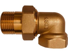 Messing radiatorforskruning i vinkel med ½" gevind og en DN25 markering på siden, fremstillet i CW617 messing.