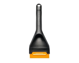 Fiskars Solid Duo isskraber med sort håndtag og et orange skrabehoved på hvid baggrund.