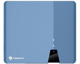 Solplanet 10KW G2 Pro trefaset streng inverter i lyseblå med et diagonalt mønster på højre side og et sort display-område nederst.