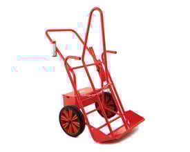 Rød Aga flaskevogn AO/50 med punkterfrie dæk og låsbar værktøjskasse, velegnet til 2 x 50 liter flasker.