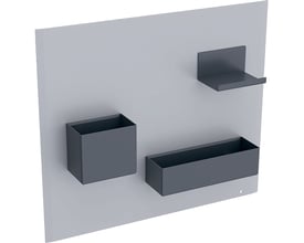 Geberit Group magnettavle i mat sandgrå med to opbevaringskasser, en firkantet og en aflang, samt en lille hylde. Tavlen er i mat lava stål.