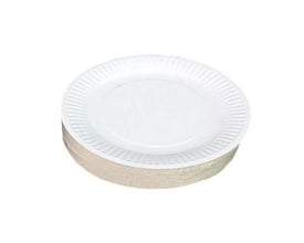 Stak af 100 hvide paptallerkener med Ø23 cm diameter, klar til brug ved fest eller arrangement.