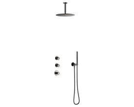 Damixa Iris termostatbatteri i børstet grafit grå, med rund loftmonteret hovedbruser og indbygningsdele med tre greb.