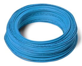 Rulle af lyseblå installationsledning H07Z1-U HF med dimensionen 1x2,5 og mærket R-100.