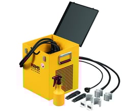 Set fra siden: Rems Frigo 2 F-Zero indfrysningsapparat i gul med slanger, indfrysningsklemmer og velcrobånd klar til brug.