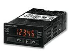 Omron digitalt panelmeter, DIN48x24 mm, viser 12345 i orange, med NPN indgange og udgange.