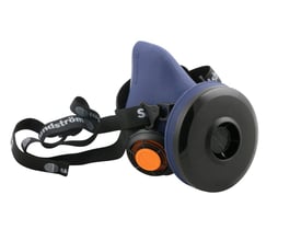 Sundström Safety halvmaske SR100 i silikone set fra siden, med logo på stroppen og detaljer ved udåndingsventilen.