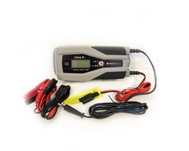 Electromem Sirius 8+ 12V 8A batterilader sammen med alle tilbehørsdele som kabler, klemmer og manualer på hvid baggrund.