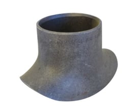 Svejse saddelstuds i gråt metal, 48,3 mm i diameter og 2,6 mm tykkelse, mærket DIN 2618 P235GH TC1.