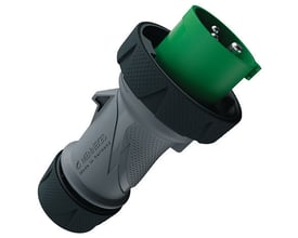 Mennekes PowerTOP Xtra R CEE-stikprop på 16 A med sort, gråt og grønt hus, vist skråt fra siden.