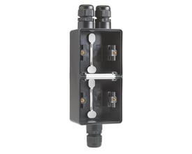 Niko 2-modul underlag i sort, slagfast plast, med tre M20-indgange og kabelforskruninger for IP55-beskyttelse.