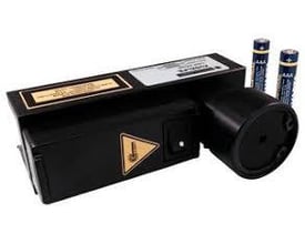 Schneider Electric laserpointer til montering af lysgitre med spejle, vist med to AAA batterier på en hvid baggrund.