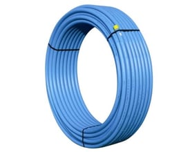 Blåt Uponor PE80-vandtrykrør, Ø25 mm, PN10 og 50 meter, rullet sammen og stående med åbning i midten.
