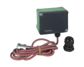 Schneider Electric STC300 temperaturtransmitter med grønt hus, sort låg og tilhørende 4-20 mA kabel og kabelgennemføring.
