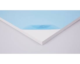 Nærbillede af montageplade i PVC med beskyttelsesfilm. Viser hvid plast og blå film med et løftet hjørne.