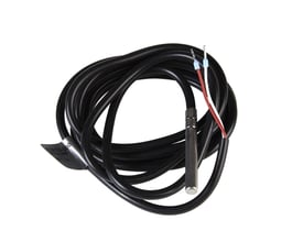 Schneider Electric temperatursensor STX520-200 i rustfrit stål med 2 meter PVC-kabel og afisolerede ledninger på hvid baggrund.
