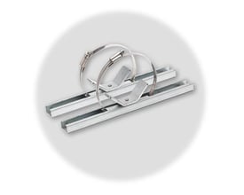 Komplet mastebeslag NEO fra Fibox i galvaniseret stål til kapslingsbredde 220 mm, med rustfri stålbånd til montering.