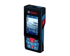 Detaljebillede af Bosch afstandsmåler GLM 150-27 C med stor IPS-farvedisplay, der viser måleresultater og betjeningsknapper.