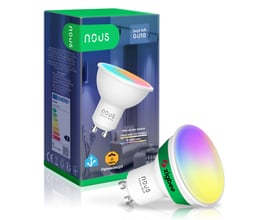 Nous P8Z smart GU10-pære med farveskiftende lys foran den blå og grønne produktemballage.