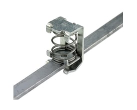 Weidmüller skærmklemme KLBU 4-13,5 med fjederterminal monteret på en 10x3 mm skinne, viser det grå metaldesign.