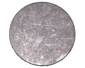 Grov tekstureret pakning til 3/4" slutmuffe, fremstillet af gråligt metal med ridser og uregelmæssigheder.