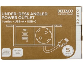 Deltaco UNDER-DESK POWER OUTLET med 1 stik og 1x21W USB-A+C på brun papemballage med produktillustration og mærkeinformation.