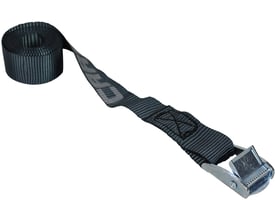 Sort bagagesurring med kamspænde, rullet op i den ene ende; båndet er 25 mm bredt og 1 meter langt.