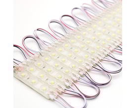 Tæt på visning af LEDlife vandtætte LED moduler med synlige LED'er og ledninger på hvid baggrund.