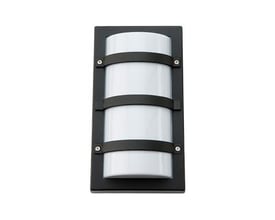 SG Armaturen Trio firkantet vægarmatur i sort, med tre sorte metalbøjler der holder en hvid lampeskærm i mat glas.