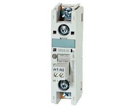 Siemens solid-state relæ 3RF2120-3AA02 med ringkabeltilslutning, 22,5 mm bredt, til 24V DC.