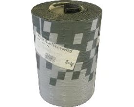 Isola Svejseoverpap i sort, rullet til en cylinder med tydelig etiket og grå ternet mønster. Rullen måler 0,33 x 7,0 meter.