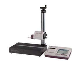 Mitutoyo målestander til Surftest SJ-400 med 250 mm vandring og solid granitbase, inklusive kontrolenhed.