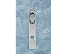 Assa Abloy smalt langskilt H20, 32x230 mm, i børstet sølvfarve med to åbninger, set forfra.