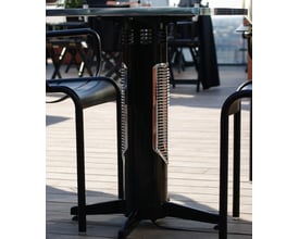 Mensa Heating terrassevarmer Vireoo professional i sort, integreret i et cafébordben, med synlige kromdetaljer på varmeelementerne.
