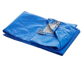 Kraftig blå presenning på 2x3 meter, foldet sammen med synlige metaløjer i hjørnerne.