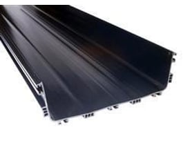 CommScope FiberGuide kanalbund i sort, 12x4" (300x100mm), visende den indvendige sektion med riflet overflade.