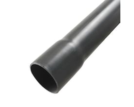 Gråt glat PVC-rør med muffer, 75mm diameter og 5 meters længde, velegnet til PN10 trykforhold.