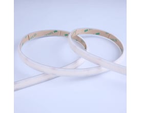 Ansell Lighting C-Cell COB Pro LED strip på 30 meter med 24V og IP67, viser den fleksible, hvide silikonebeklædte lyskæde.