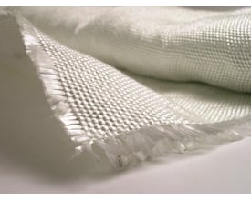 Hvidt, ikke-brandbart E-glas glasklæde med 2 mm tykkelse, viser tæt vævning og flossede kanter.