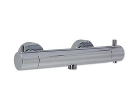 Termostatarmatur i skinnende krom med 1/2" afgang, inklusive koblinger og rosetter monteret på hvid baggrund.