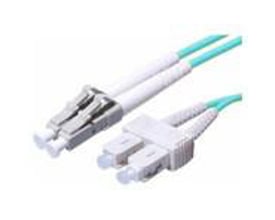 Et 1 meter aquafarvet fiberoptisk patchkabel med LC/PC og SC/PC konnektorer, OM4 duplex med 2mm LSZH kappe.