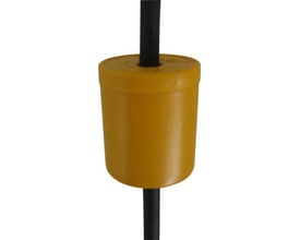 Kontravægt K0025 i skarp gul farve, 0,2 kg tung, monteret på en sort kabel eller stang.