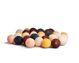 Samling af IrisLights lyskæde-kugler i forskellige farver som petrol, aubergine, sennep og sart lyserød på en ren hvid baggrund.