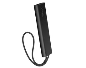 Invoxia GPS tracker LWT3 i sort design med en sort strop, perfekt til at spore værdigenstande.