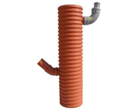 Uponor tagnedløbsbrønd 315x110 med fast bøjning øverst, vist som en orange, ribbet brønd med sideafgang.