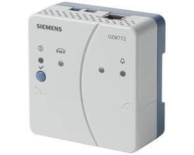 Siemens OZW772.250 webserver til 250 Synco regulatorer, hvid og blå med KNX-indikatorlampe og RJ45-port.